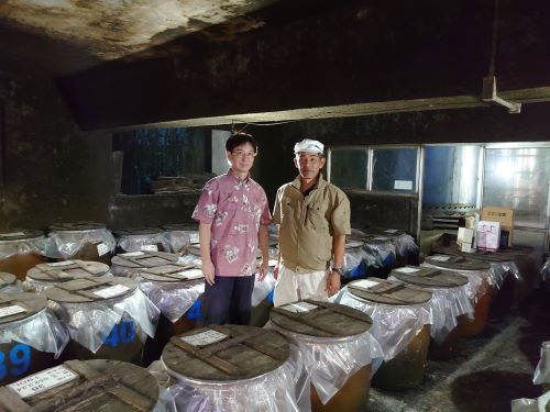 （左から）山川社長、渡口工場長