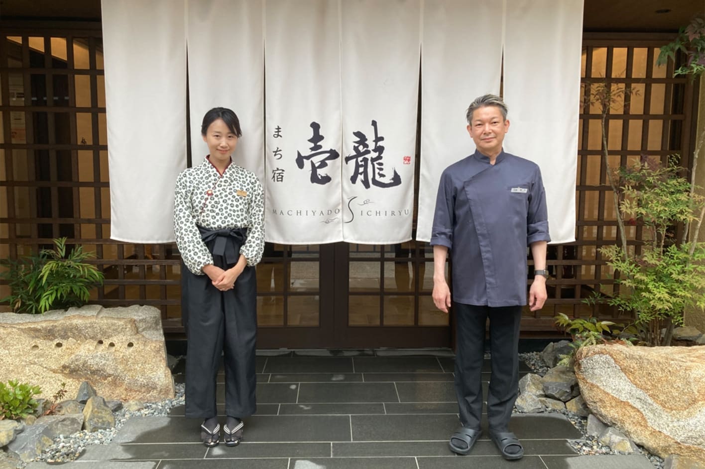 右:料理長 青木聖人<br>左:サービススタッフチーフ 桐山理恵子